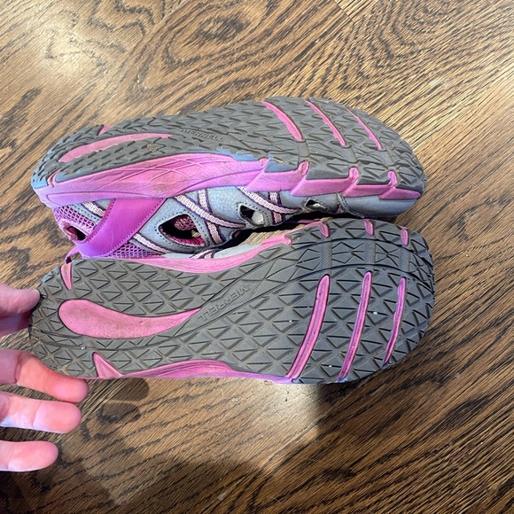 Pink merrell water shoes size 6 kids - Picture 2 of 3